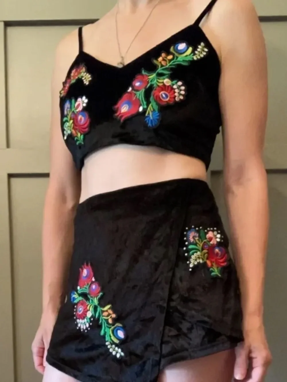 L'atiste By Amy Black Velvet Floral Embroidered Skort & Crop Top Set Size Small - Picture 3 of 15